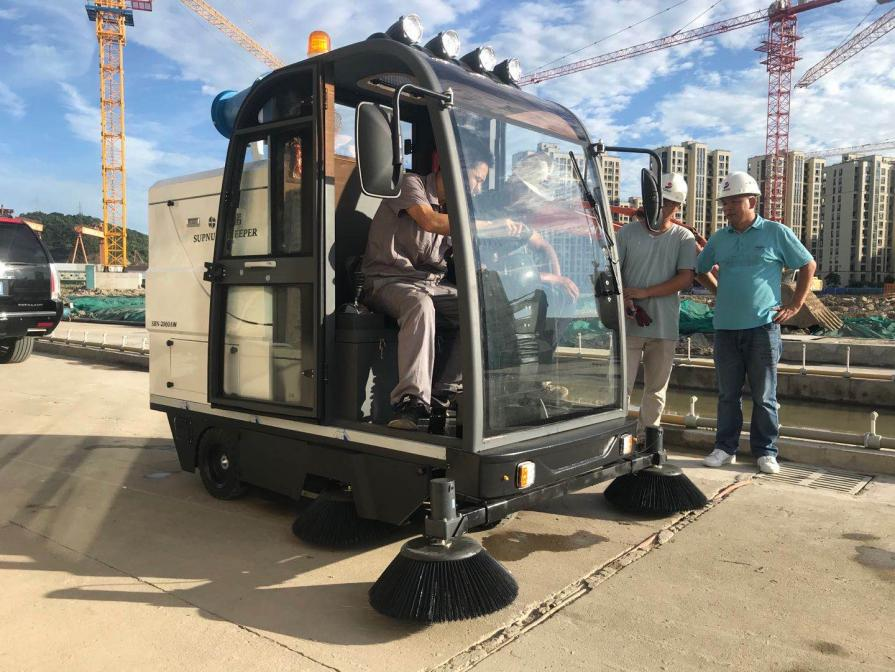 石河子龙海市电动清扫车：现代城市清洁的新解决方案